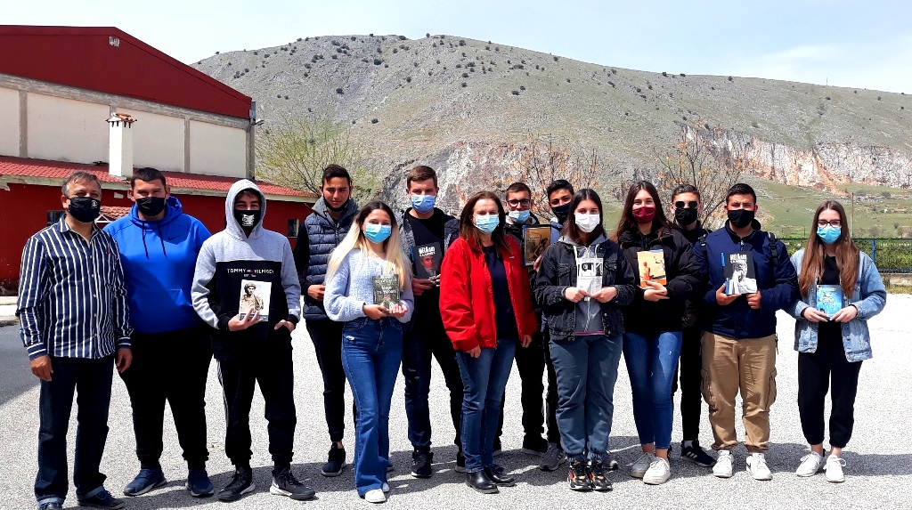 Προσφορά βιβλίων σε μαθητές των σεισμόπληκτων χωριών του Τυρνάβου